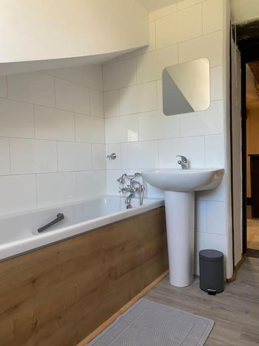 Spacious 1 Bed Home With Shared Pool Champagnac-la-Rivière 외부 사진